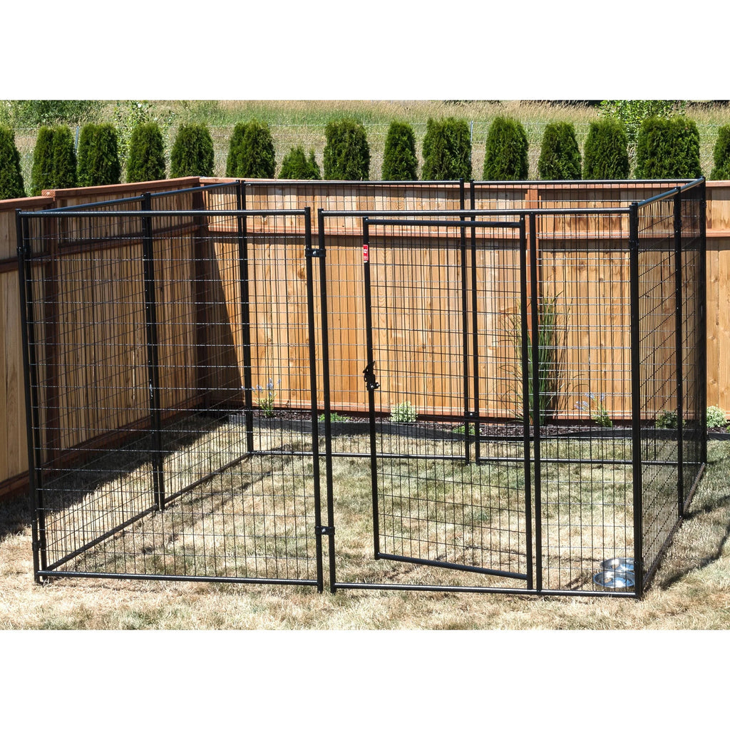 Modular dog house ��Lucky Dog�� (1.83 m H x 3.05 m W x 3.05 m L)