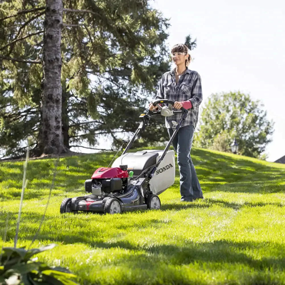 Honda 21-inch Nexite self-propelled mower deck �C Versamow 4-in-1 system �C hydrostatic drive �C electric starter �C GCV200 engine with Roto-Stop
