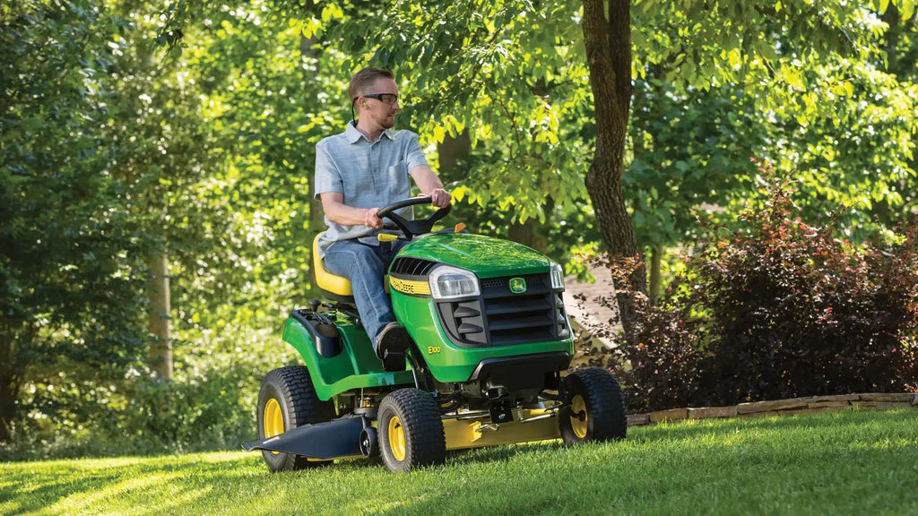 John Deere S100 ride-on lawnmower, 107 cm (42 inch) cutting width �C 17.5 hp petrol hydrostatic drive