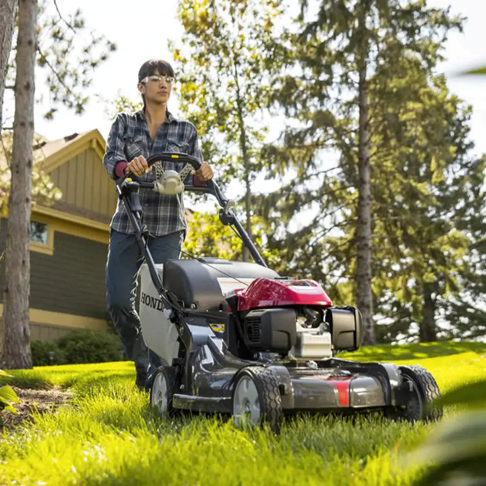 Honda 21-inch Nexite self-propelled mower deck �C Versamow 4-in-1 system �C hydrostatic drive �C electric starter �C GCV200 engine with Roto-Stop
