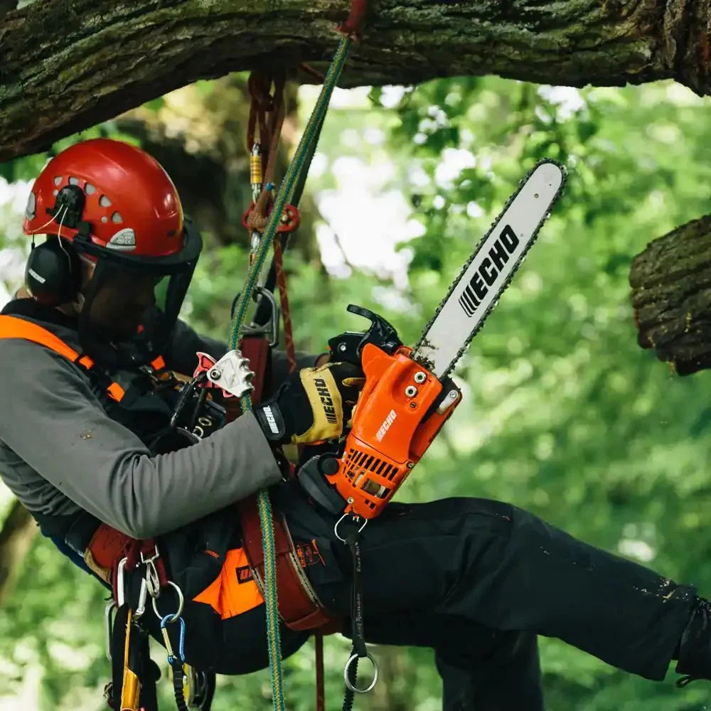 12-inch (30.5 cm) petrol two-stroke chainsaw with 26.9 cm3 displacement and top handle